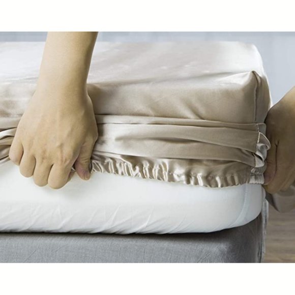 4-Piece Hypoallergenic Silk Satin Sheets - Picture 5 of 6